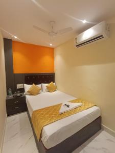 Postel nebo postele na pokoji v ubytování Hotel Powai Residency