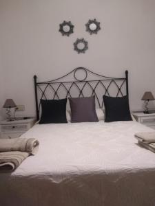 a bedroom with a large bed with two mirrors on the wall at Apartamento Delicia in Belmonte