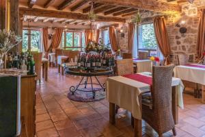 un restaurante con mesas y sillas en una habitación en Posada Restaurante Fuenteplateada en Collado Hermoso