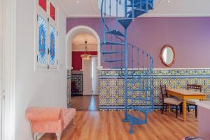 eine blaue Wendeltreppe in einem Zimmer mit einem Tisch in der Unterkunft Casa Verde Ayamonte in Ayamonte