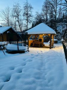 einen schneebedeckten Pavillon im Hof in der Unterkunft Chata Nezábudka in Oščadnica