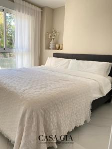 um quarto com uma grande cama branca e uma janela em CASA GIA l Luxury apartment Benidorm em Benidorm
