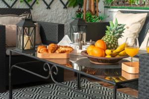a table with a bowl of fruit and a bowl of oranges at Mijas Costa El Faro 2 Apartamento playa in Mijas