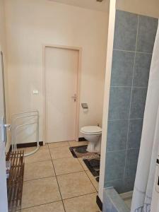 La salle de bains est pourvue de toilettes et d'une douche à l'italienne. dans l'établissement Maison en bois au Mont mou, à Païta