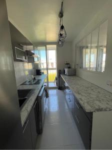 - une cuisine avec un grand comptoir dans une pièce dans l'établissement Appartement proche aéroport, à Marignane