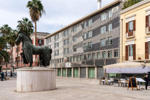 a horse statue in the middle of a city street at Donna Giacinta Luxury Accomodation in Bari