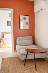 雅典的住宿－Cosy and stylish apartment in the centre，客厅配有沙发和桌子