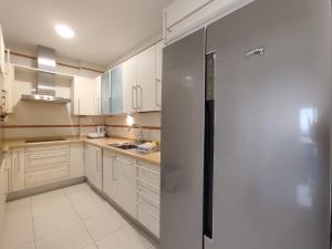 Kuchyň nebo kuchyňský kout v ubytování La Cornisa Villa by WaveProperties