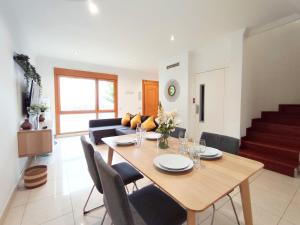 Posezení v ubytování La Cornisa Villa by WaveProperties