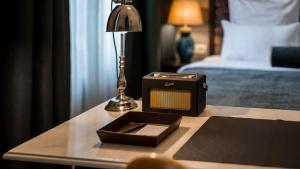 una pequeña radio en una mesa en una habitación de hotel en Communal Hotel Kutaisi en Kutaisi