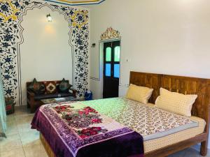 een slaapkamer met een bed met bloemen erop bij Hotel tulsi palace in Pushkar