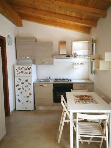 Padru的住宿－Casa Maria，厨房配有桌子、炉灶和冰箱。
