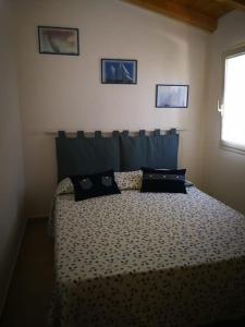 Padru的住宿－Casa Maria，一间卧室配有一张蓝色床头板的床