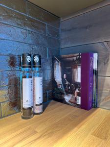 duas garrafas de vinho sentadas numa mesa ao lado de livros em Riddergaardens nyhet em Beitostøl