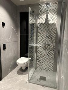 La salle de bains est pourvue d'une douche et de toilettes. dans l'établissement Riddergaardens nyhet, à Beitostøl