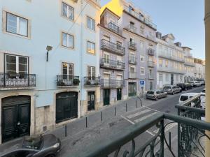 - une vue sur une rue de la ville avec des bâtiments dans l'établissement Olarias 2 bedroom perfect to share near the castle, à Lisbonne