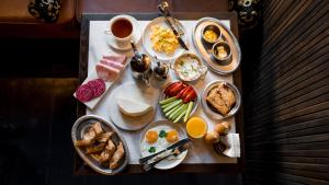 uma bandeja de alimentos de pequeno-almoço numa mesa em Communal Hotel Kutaisi em Kutaisi