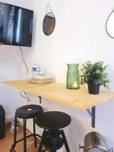 Μια τηλεόραση ή/και κέντρο ψυχαγωγίας στο studio amoureuse