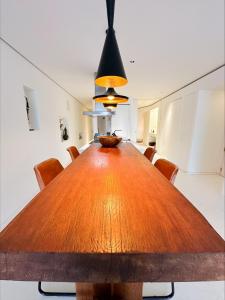 una sala da pranzo con tavolo e sedie in legno di LHV Luxury Apartment Boas a Ibiza Città