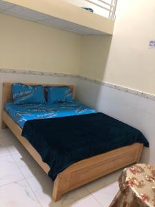 Een bed of bedden in een kamer bij Nhà Nghỉ Bảo Ngọc