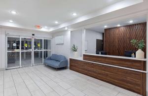 a lobby with a waiting area with a blue chair at Wingate by Wyndham Hattiesburg in Hattiesburg