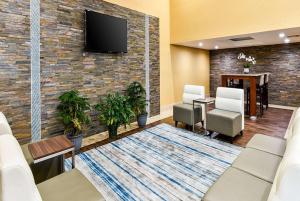 Area tempat duduk di Travelodge by Wyndham Commerce Los Angeles Area