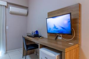 Uma TV ou centro de entretenimento em Rio Stay - Flat's - Rio Centro