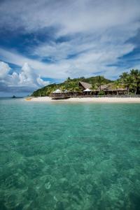 vistas a una playa con casas y al océano en Castaway Island, Fiji, en Castaway Island