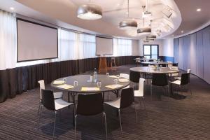 une salle de conférence avec des tables et des chaises et un tableau blanc dans l'établissement Atura Albury, à Albury