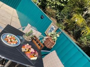 una mesa con un plato de comida junto a una piscina en Kirkhouse Inn, en Milngavie