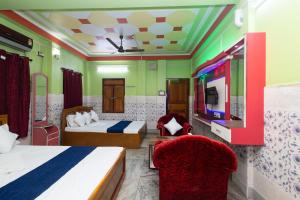 ein Hotelzimmer mit 2 Betten und einem Flachbild-TV in der Unterkunft Raja Hotel & Lodge - Kharagpur, West Bengal in Shyāmalpur