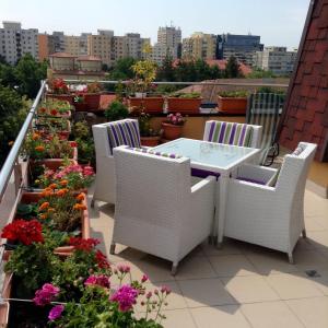 balkon ze stołem, krzesłami i kwiatami w obiekcie Penthouse City Centre w Jassach