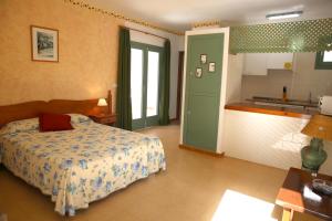 a bedroom with a bed and a kitchen at Apartamentos Mar y Sal in La Savina