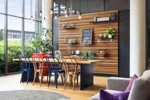 una sala da pranzo con tavolo e sedie di Vienna House Easy by Wyndham Katowice a Katowice