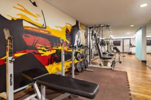 un gimnasio con una pintura en la pared en Vienna House Easy by Wyndham Katowice, en Katowice