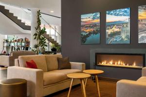 ein Wohnzimmer mit Sofa und Kamin in der Unterkunft Vienna House Easy by Wyndham Katowice in Kattowitz