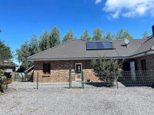 una casa con un panel solar en el techo en Lena, barrierefrei, hundefreundlich, eingezäunt, Kamin, WLAN, en Rodenäs