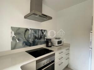 a kitchen with a stove and a microwave at Moderno apartamento a pocos metros de la playa 126A - INMO22 in Cambrils