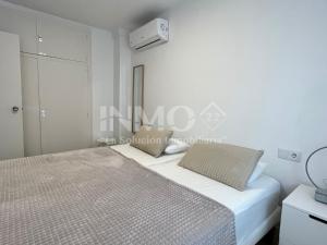a guest bedroom with two beds and a closet at Moderno apartamento a pocos metros de la playa 126A - INMO22 in Cambrils