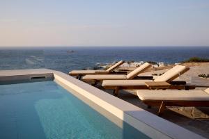 Bazén v ubytování Villa Imperial Milos nebo v jeho okolí