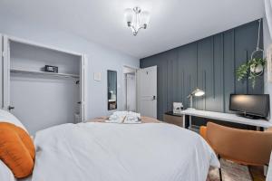 - une chambre avec un lit, un bureau et une télévision dans l'établissement Large & Sunny Private bedroom in Villa, à Toronto