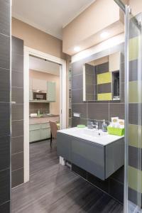 a bathroom with a sink and a mirror at GREEN butterfly house holiday in Rome