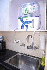新德里的住宿－Fortune Home Service Apartment 1Bhk,L-36B,Saket，厨房柜台设有水槽和搅拌机
