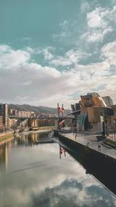Blick auf eine Stadt mit einem Wasserkörper in der Unterkunft El Kallejón By Kabia Gestión in Bilbao