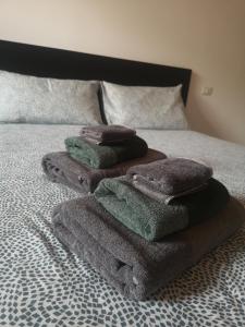 un mucchio di asciugamani seduti sopra un letto di Villa Maurice a Linguaglossa