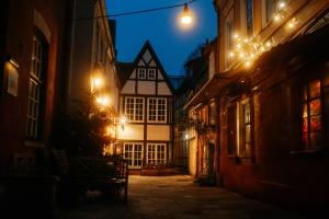 een leeg steegje 's nachts met een gebouw bij Kleinstes Haus Deutschlands in Bremen