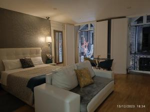 1 dormitorio con cama, sofá y ventanas en Be Happy in Porto en Oporto