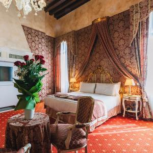 1 dormitorio con 1 cama y un jarrón de flores en Ca' Amadi, en Venecia