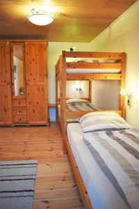 a bedroom with two bunk beds in a cabin at Deichkrone in Dagebüll