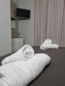 two towels sitting on top of a bed at Cà Fiamma 1 in Casale Monferrato